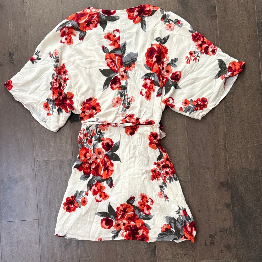 NWT Lulus White Red Floral Wrap Mini Dress Size S - Picture 3 of 5